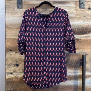 EUC - 19 Cooper - V-Neck Tunic w/ Tab Sleeves - Navy & Coral Geometric - M